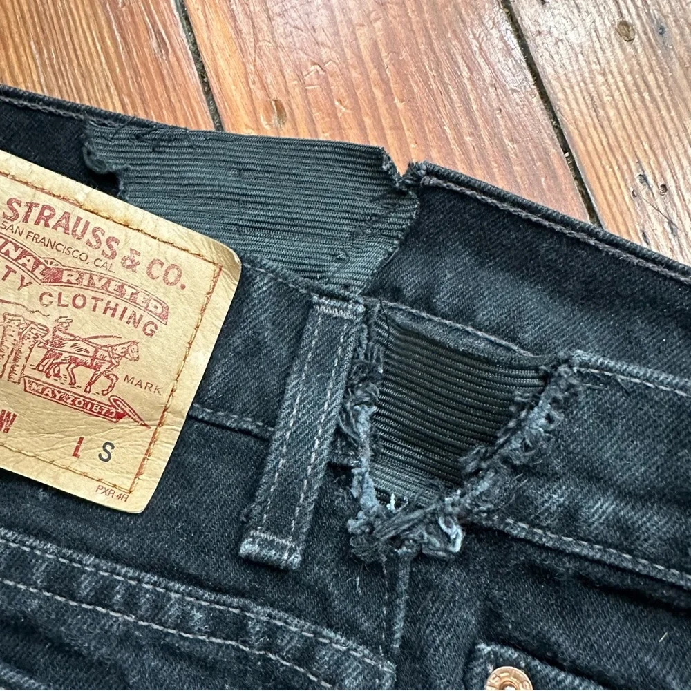 Vintage Levi’s 550 black cropped jeans